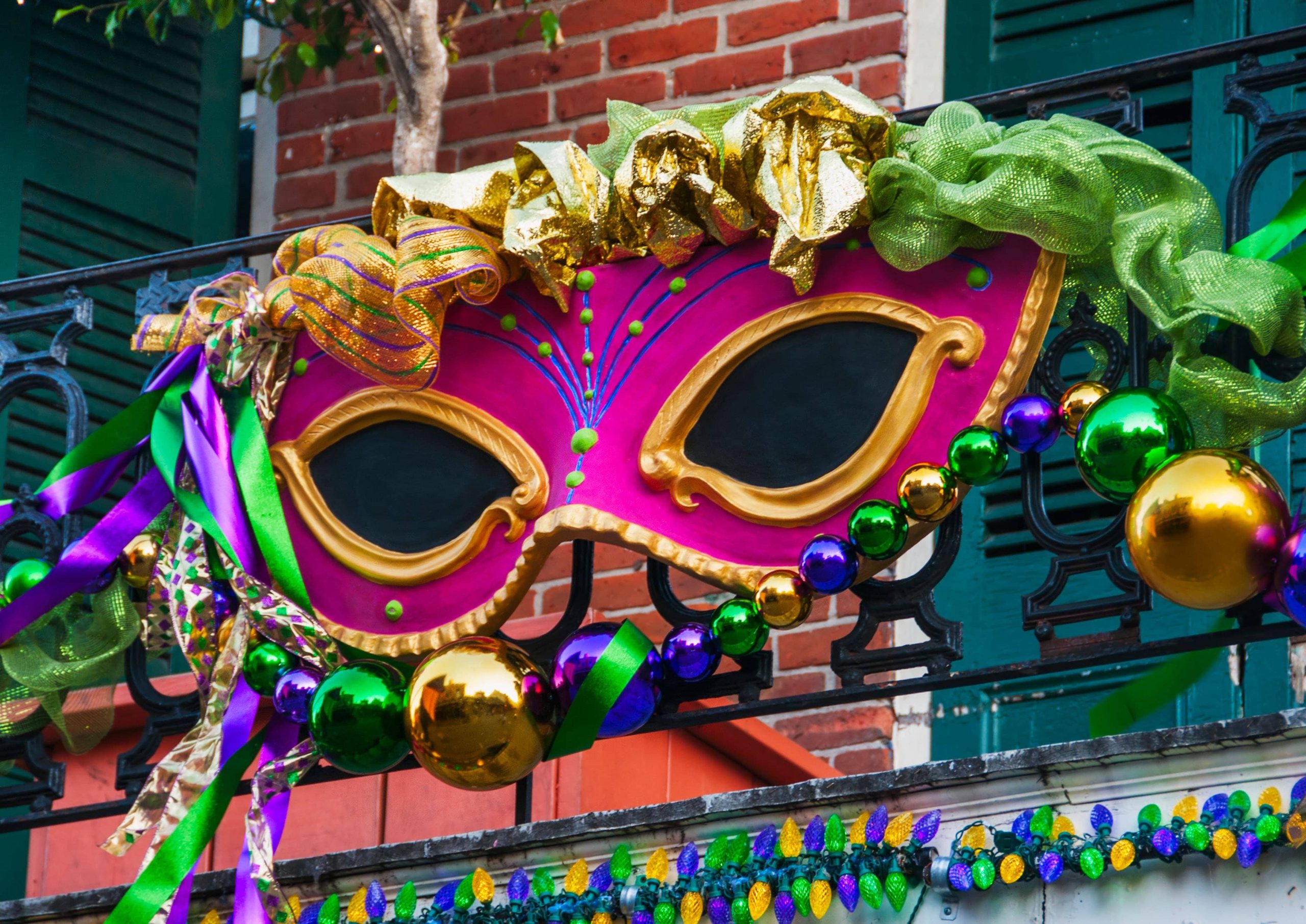 D7JP3K USA, New Orleans, Louisiana, Mardi Gras mask hanging on balcony's railing.  Image shot 2013. Exact date unknown.