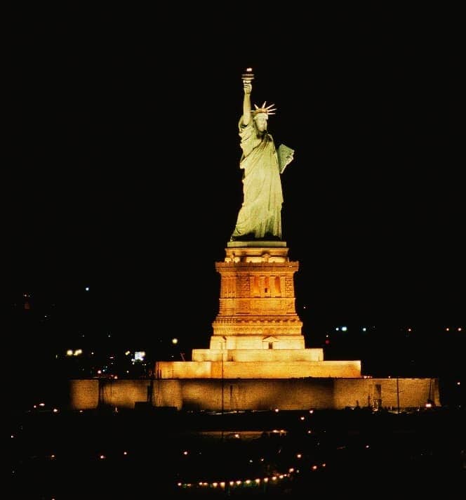 Lista 18+ Foto estatua de la libertad de noche Lleno