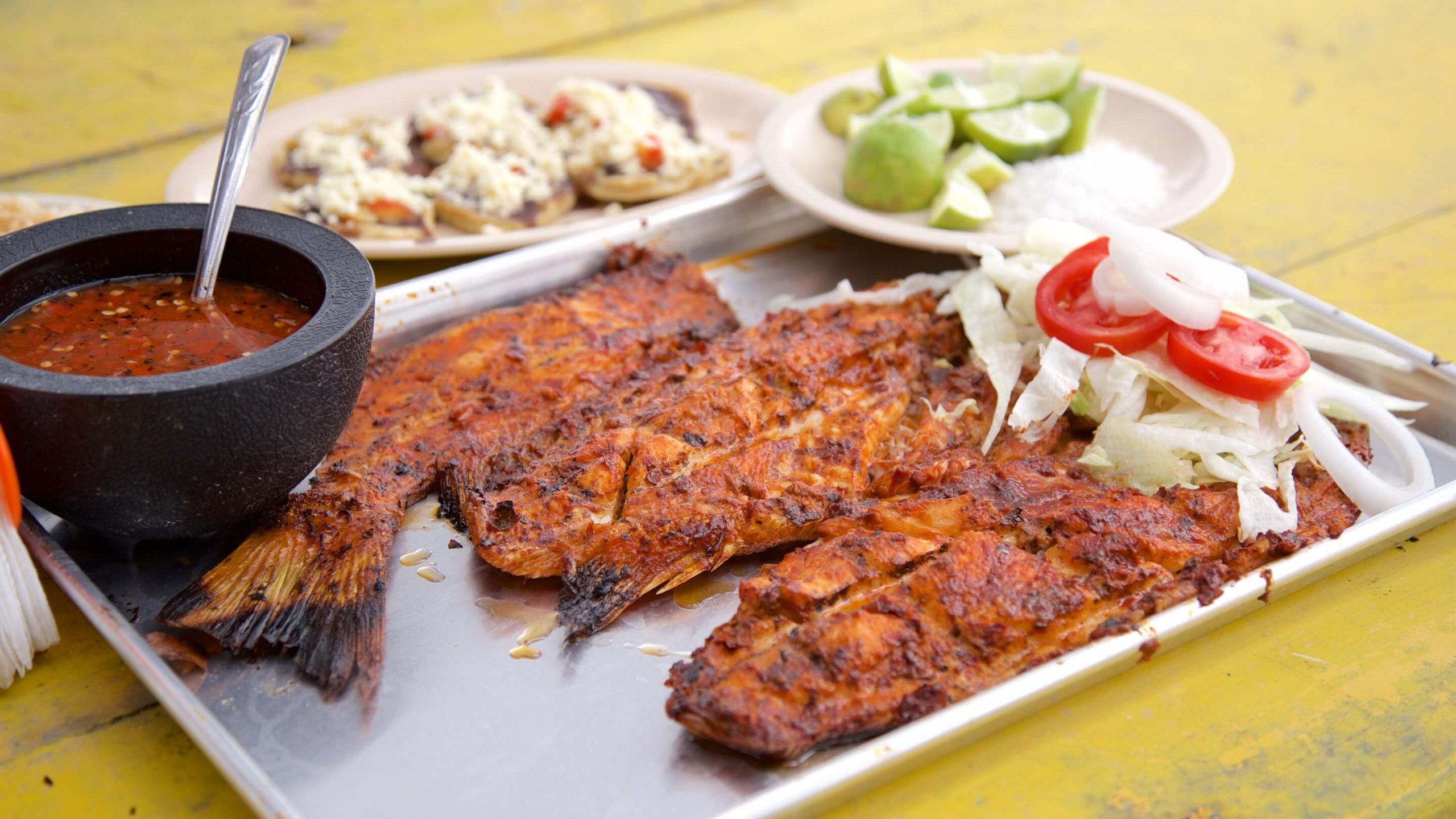 Pescado zarandeado, especialidad de Barra Vieja, Acapulco