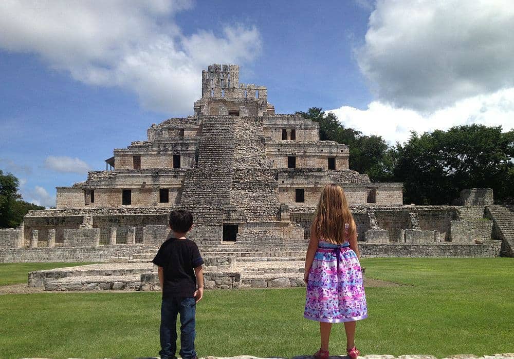 niños mirando la zona de Edzná en Campeche
