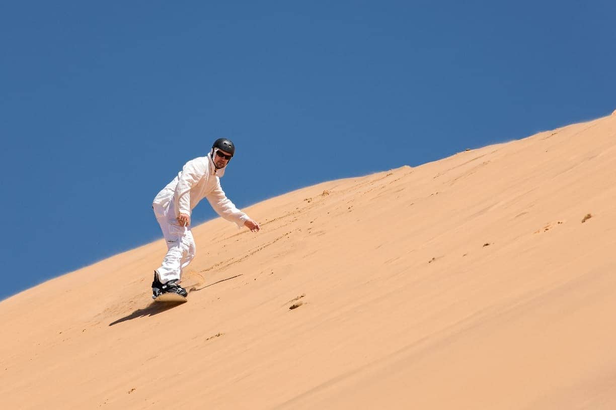 Hombre practicando sandboard