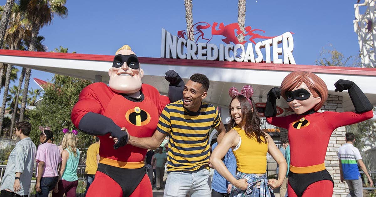 tomando una foto con Los Increíbles en Pixar Pier.