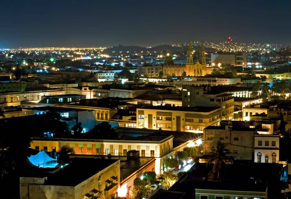 una vista de Mazatlán en la noche