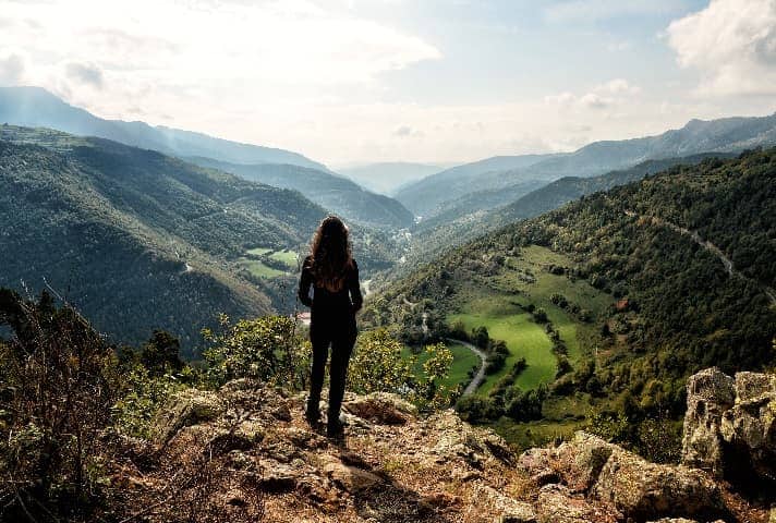 Mujer en montana
