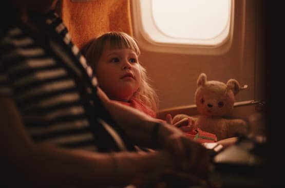 Niña en avión