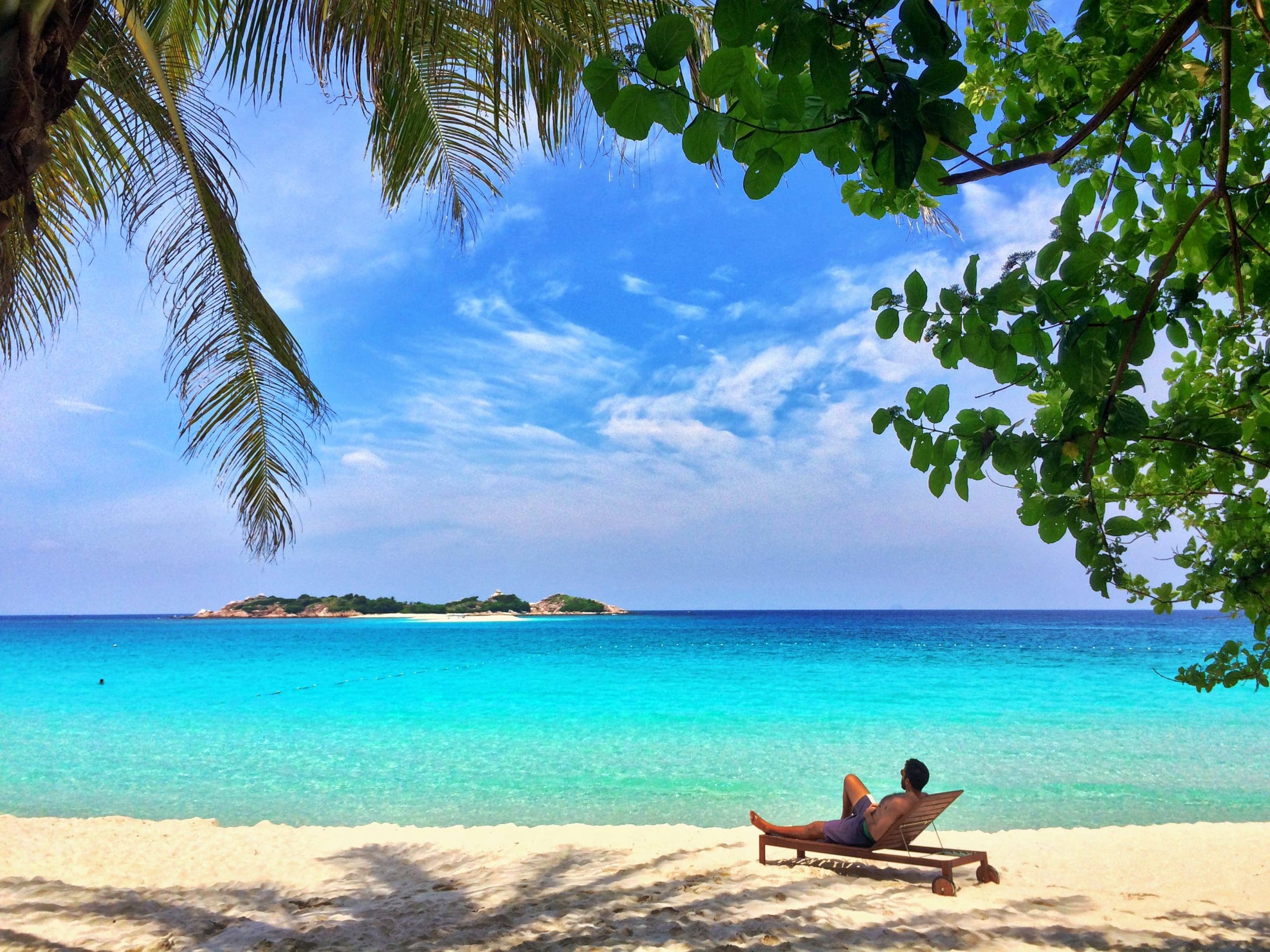 Playa casi desierta en la Isla de Redang en Malasia