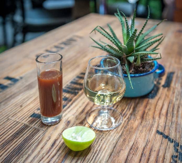 Shot de tequila, sangrita y limón