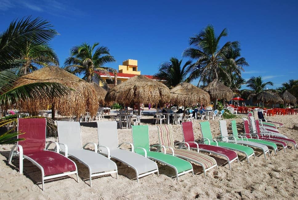 Camastros frente a la playa, Mahahual