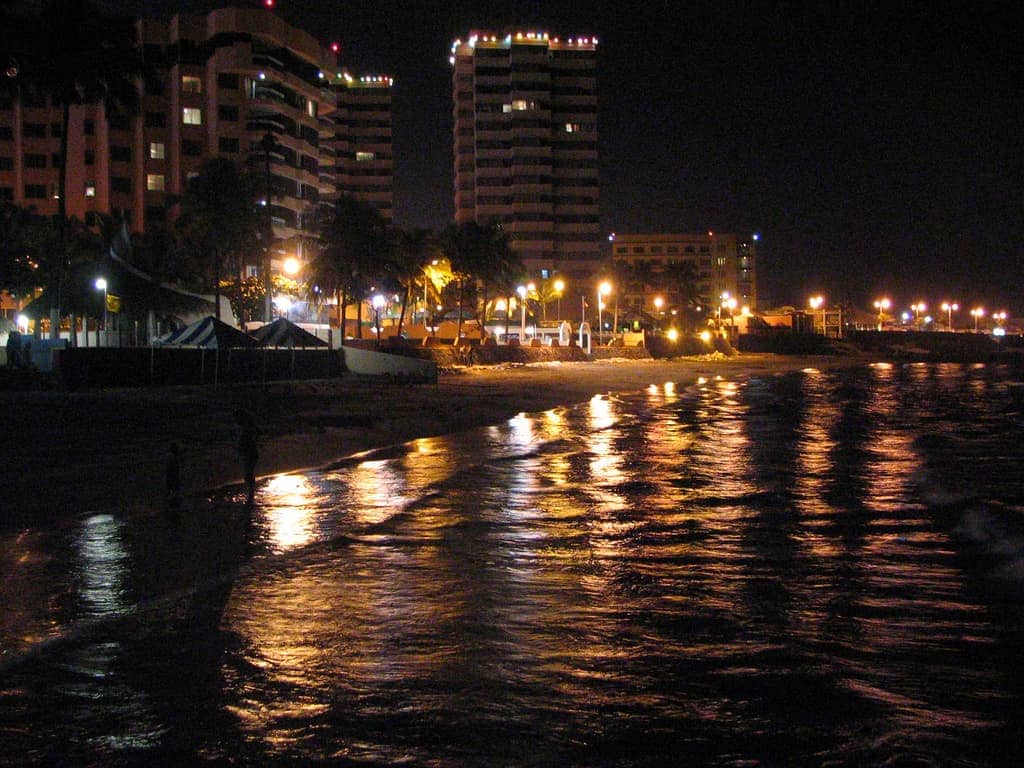 Veracruz de noche. Foto por: Flickr/Creative Commons/César Rincón/Via/https://flic.kr/p/2AoyfF