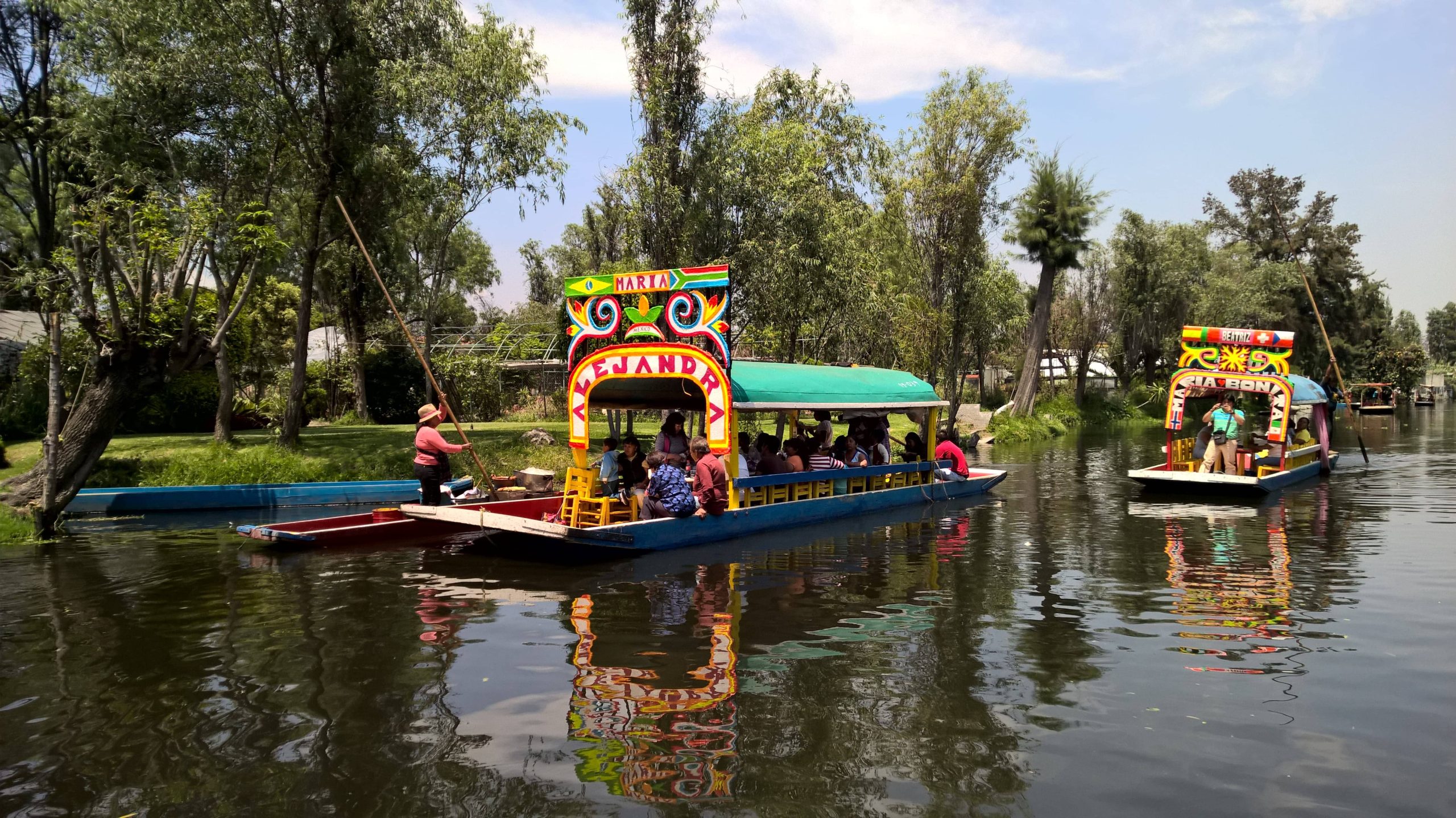 Trajinera en Xochimilco. Foto: @LuisVlichisN