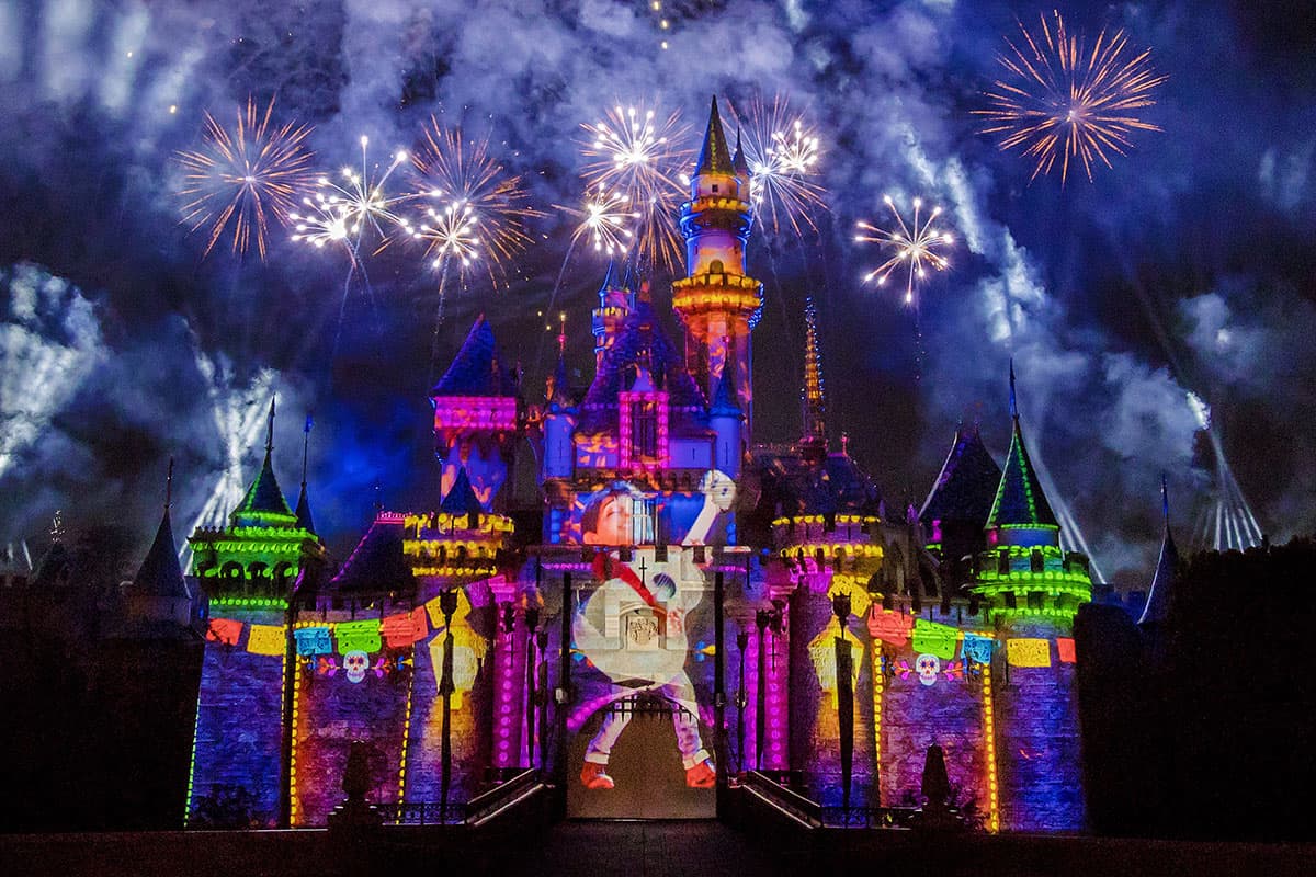 Coco en una celebración en Pixar Pier