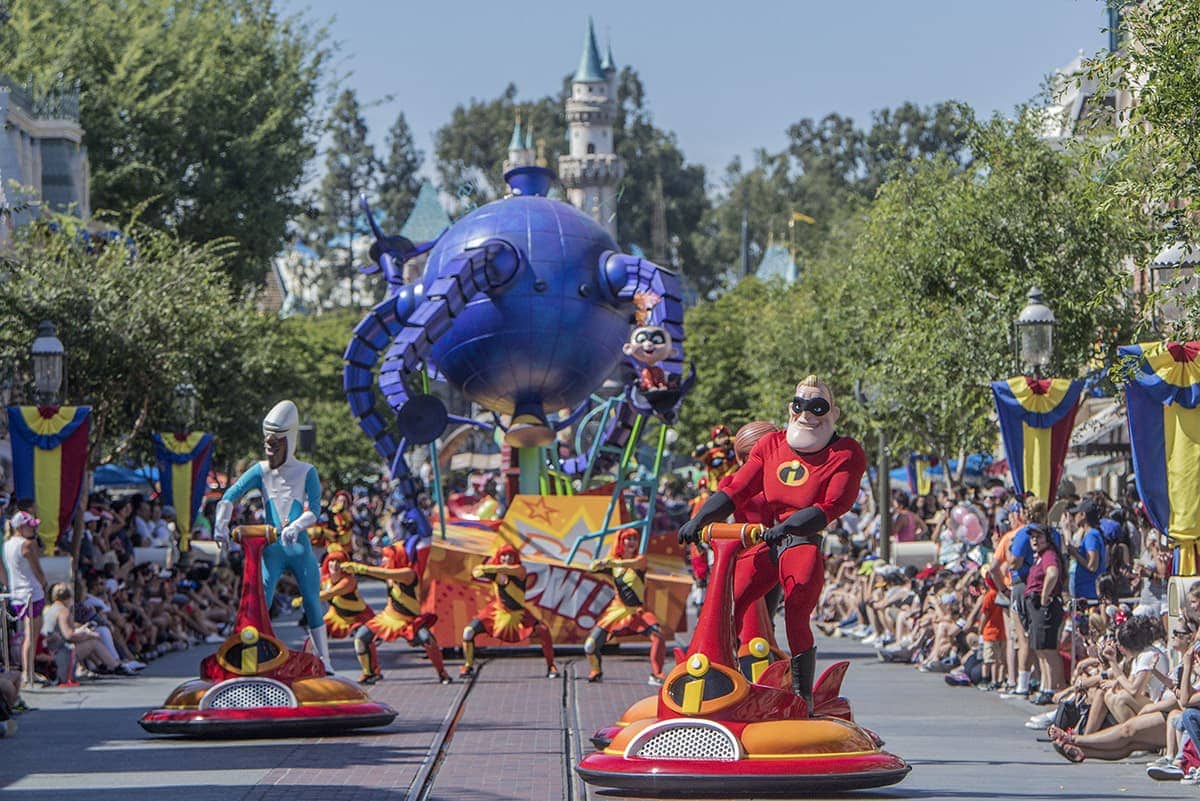 desfile de Los Increíbles en Pixar Pier
