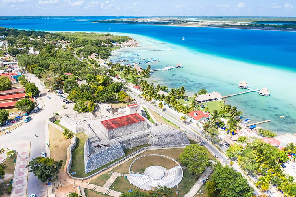 Bacalar y la Laguna de los Siete Colores