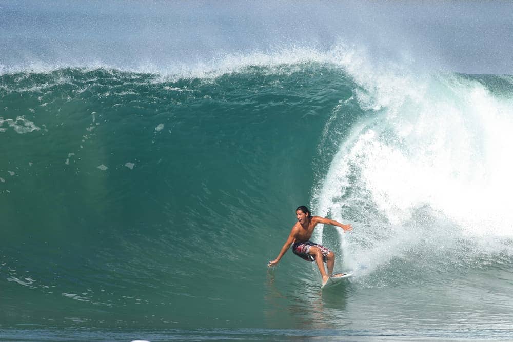 surfista en gran ola